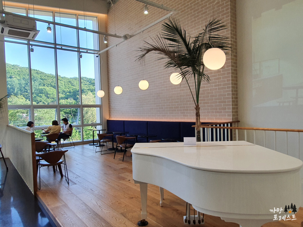 필무드 2층 실내