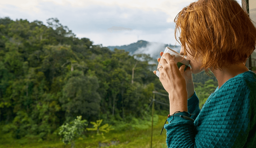 입술이 마르는 입술가 되는 감기로 차를 마시고 있는 사람