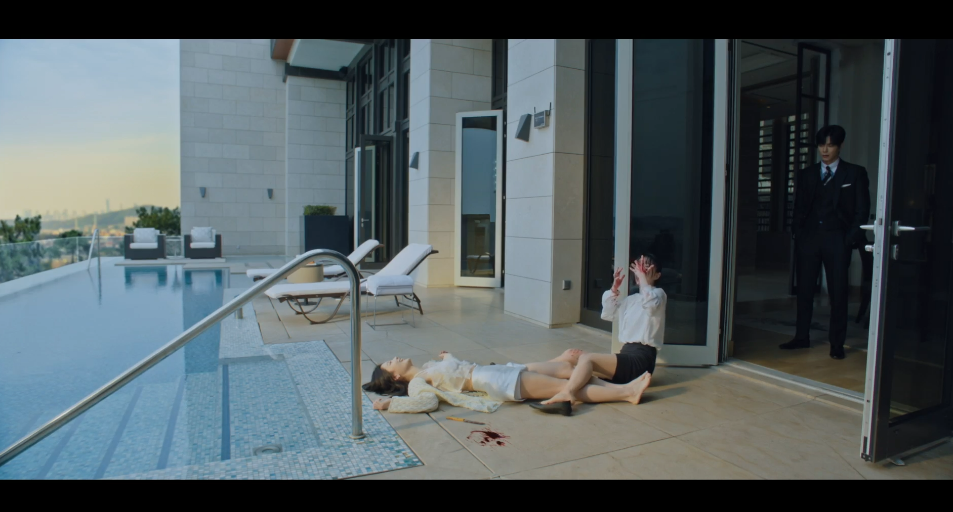 친애하는X 누워서 웃는 아진, 얼굴을 다친 성희, 지켜보는 도혁