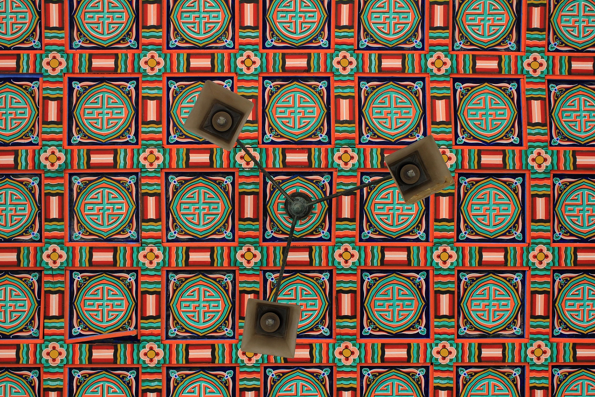 전통 한복 문양 해석 가이드: 모란&middot;학&middot;박쥐&middot;구름 문양 뜻 정리