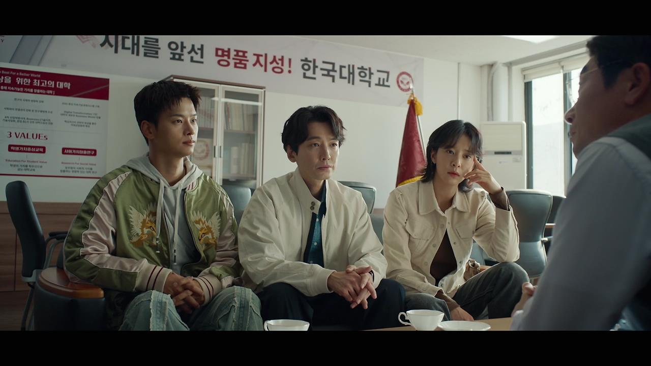 사무실에서 나란히 앉아 대화하는 무진&middot;희주&middot;견우의 5회 장면