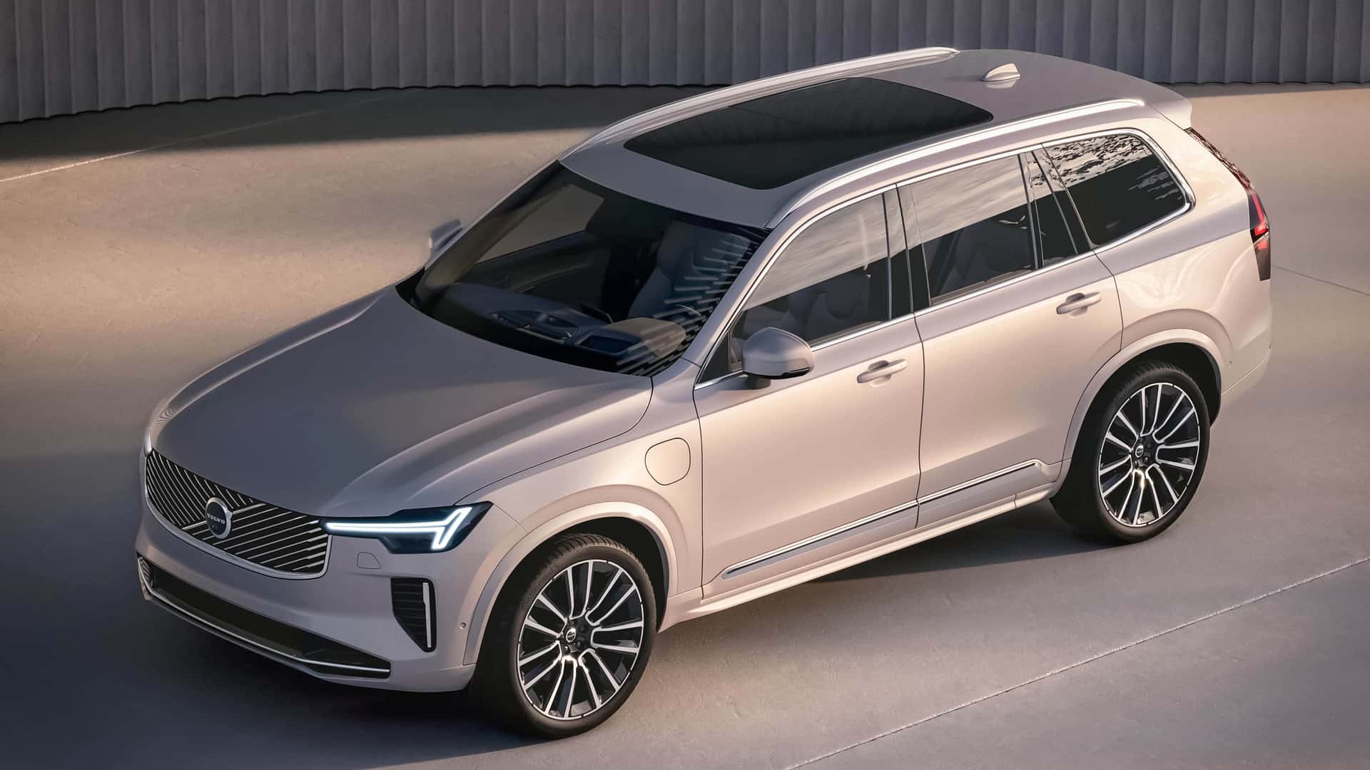 스웨덴 볼보자동차가 2차 페이스리프트를 거친 플래그십 SUV '신형 XC90'을 세계 최초로 공개했다.