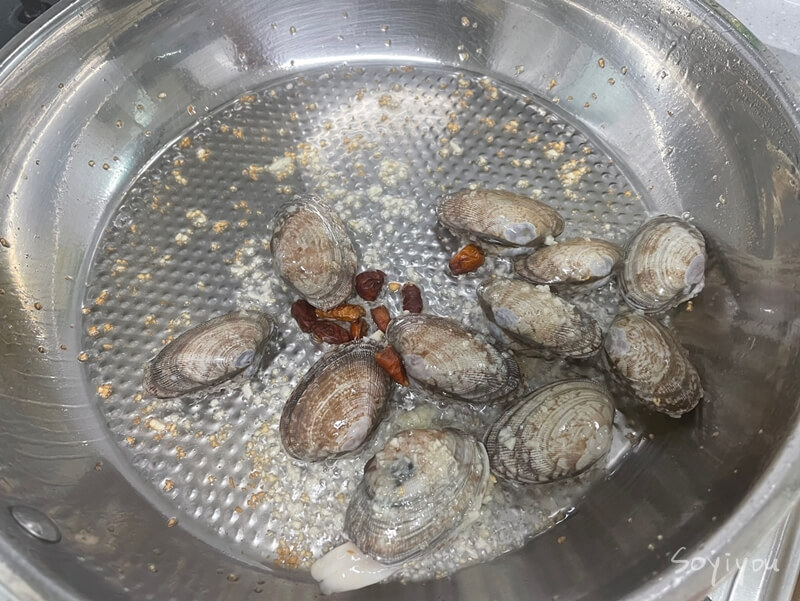 마늘과-조개-볶기