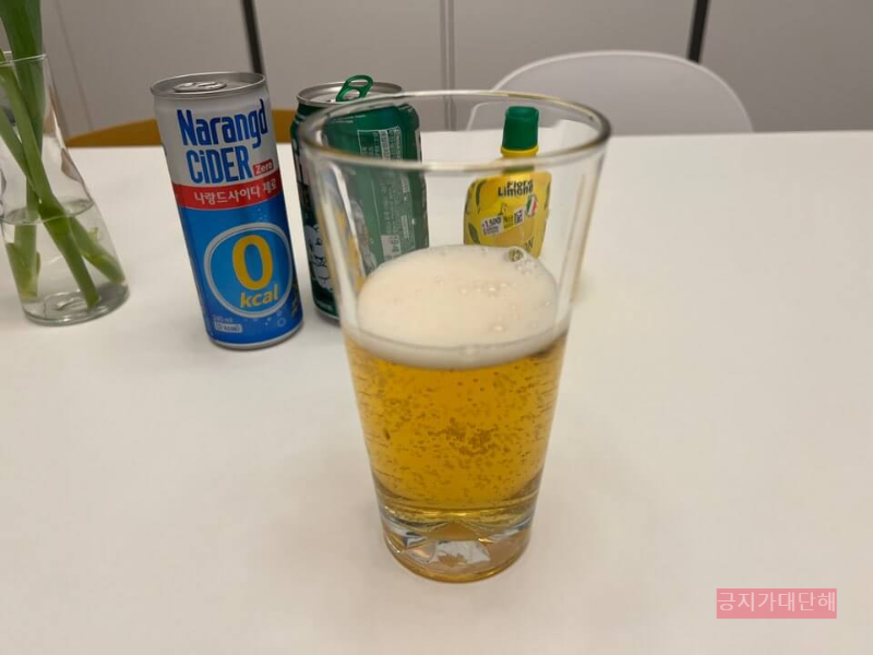 잔에-맥주-따른-사진