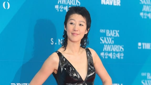 방송인 홍진경이 왼쪽을 보고 있는 모습 (사진 출처:뉴시스)