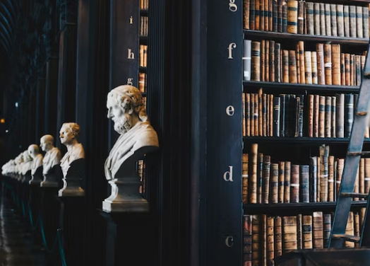 미국의-법적기반이-되는-역대-대통령들의-흉상과-법전이-도서관에-전시되어-있다