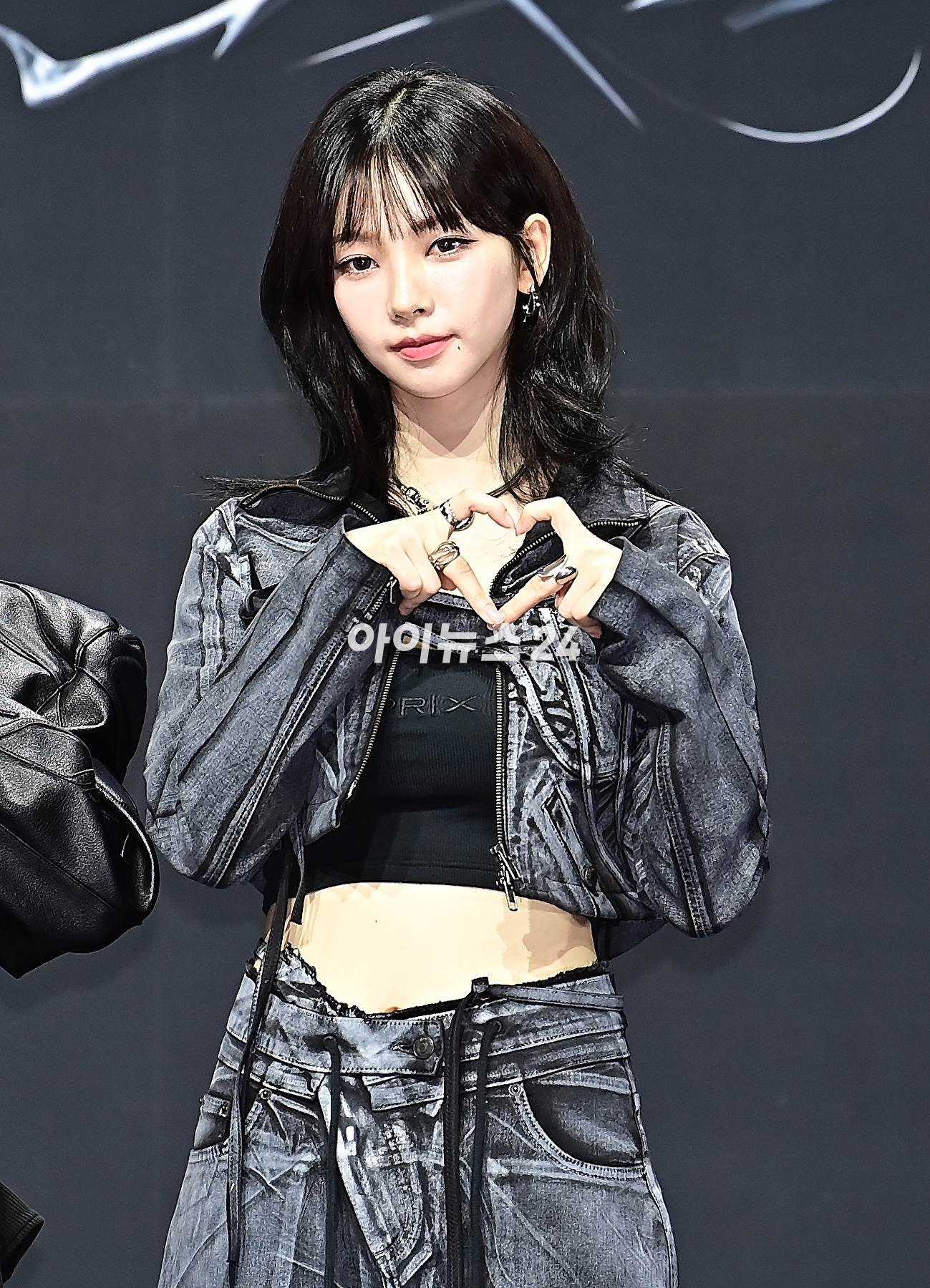 걸그룹 에스파(aespa) 카리나가 27일 서울 용산구 블루스퀘어에서 열린 첫 정규 앨범 아마겟돈(Armageddon) 발매 기념 쇼케이스에서 포토타임을 갖고 있다. [사진=곽영래 기자]