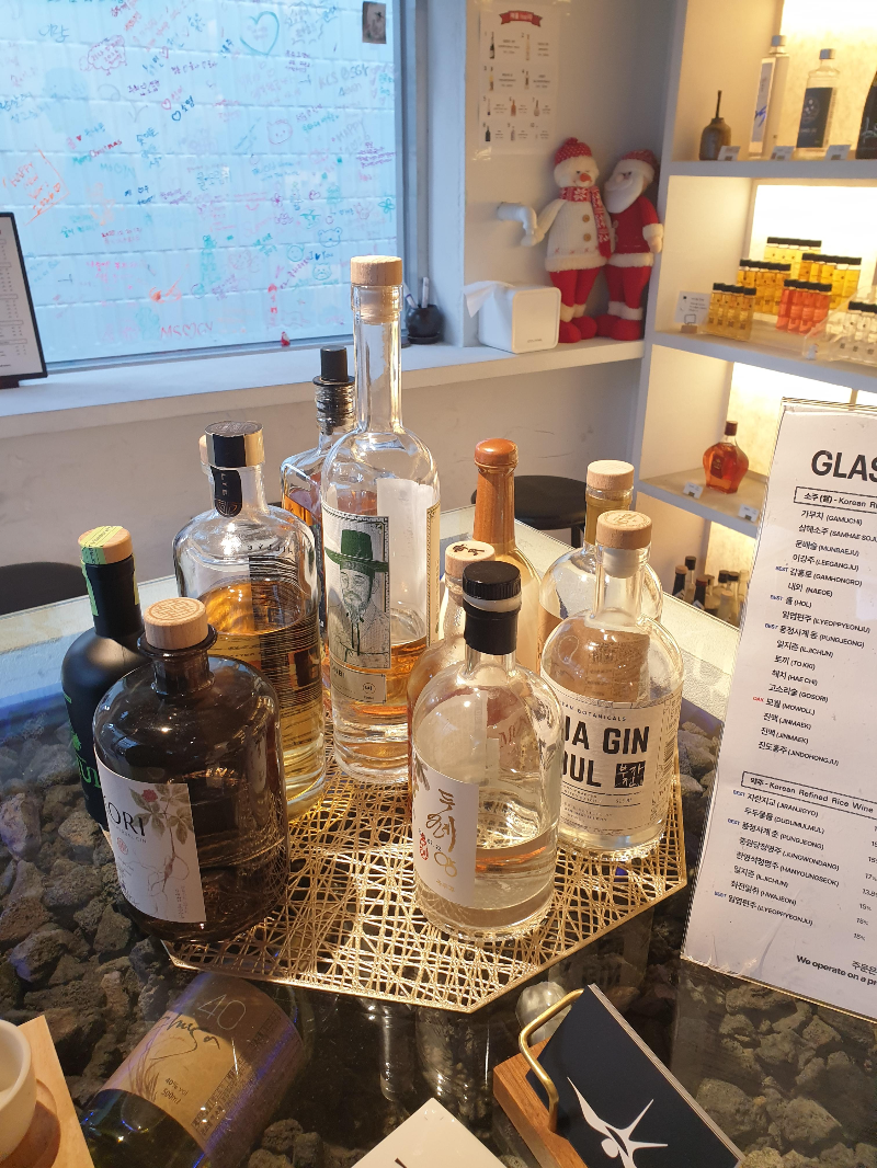 각종 위스키와 진 술병이 올려져 있다. 모두 우리나라에서 만든 술이다.