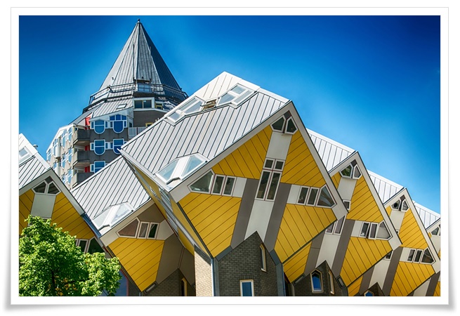 주사위 같은 정육면체의 공간구조물들이 앞으로 기울어져 건축되어있는 독특한 모습입니다. 외벽은 회색과 흰색 그리고 노란색으로 산뜻하고 아주 깔끔한 느낌입니다.