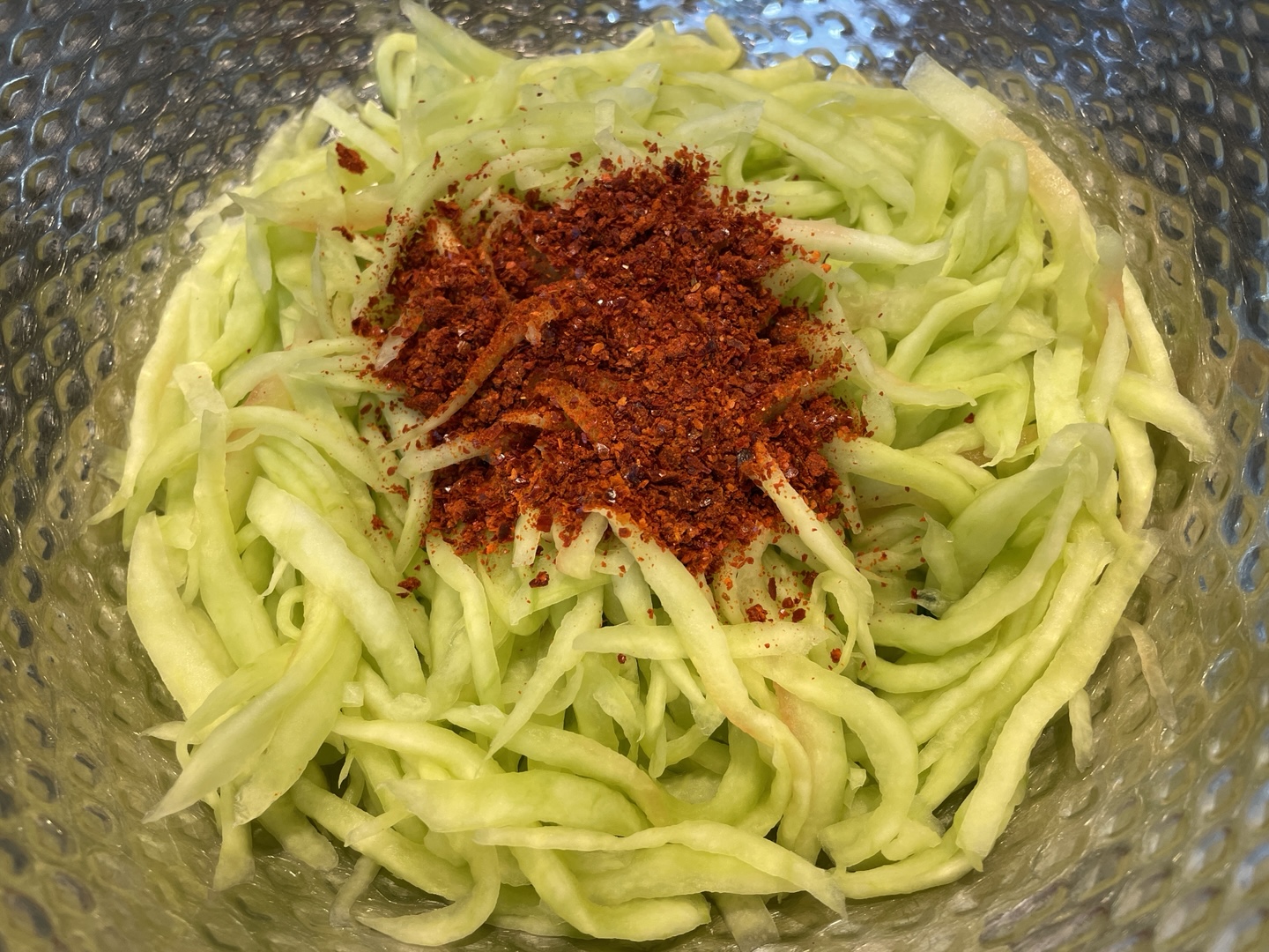 수박김치 - 고춧가루 양념 버무리기