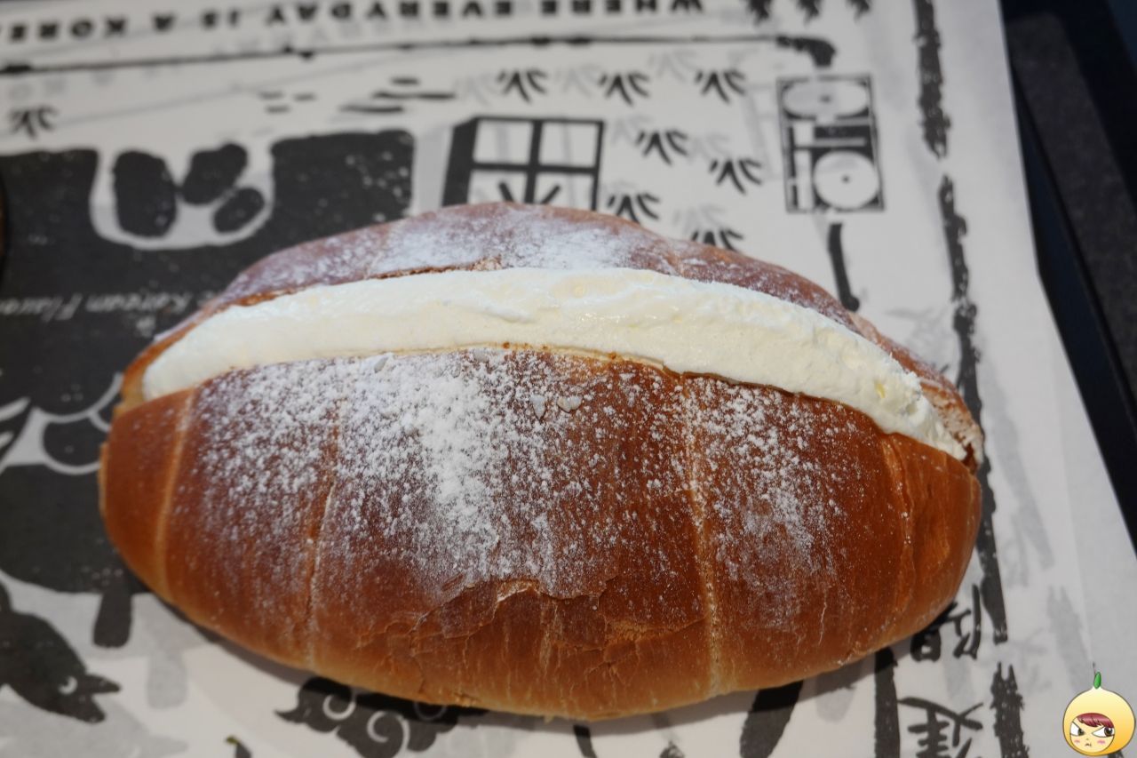 타락크림소금빵 위