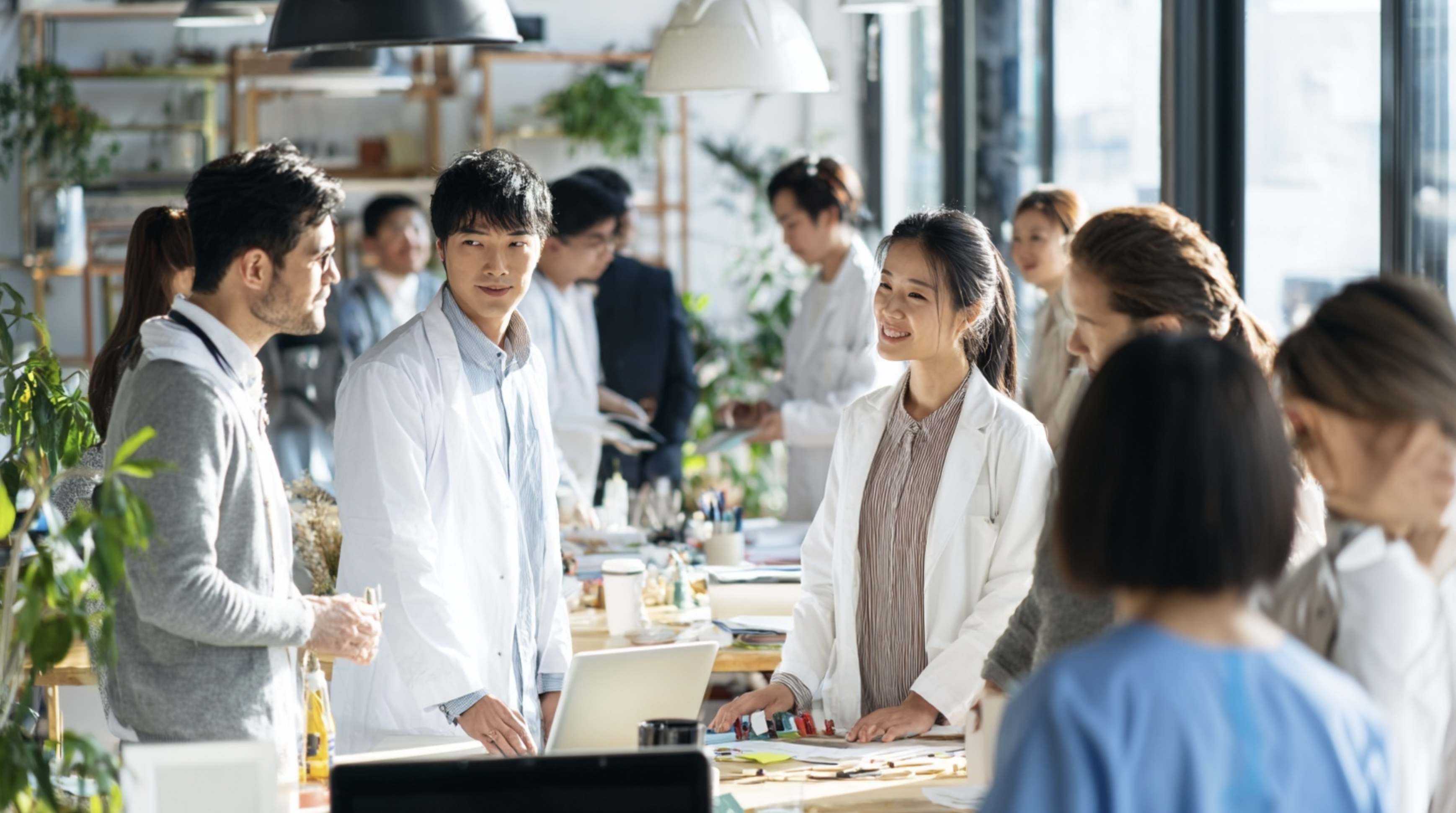 다양한 직업군의 경력을 가진 사람들이 그룹의 형태로 모여 인공지능을 활용해 함께 문제를 해결하는 공동작업장이 나타날 수 있다.