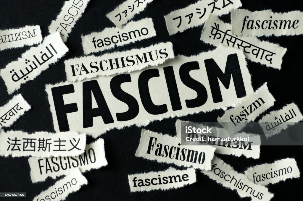 영어로 FASCISM 이라고 적혀 있는 사진