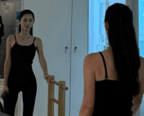 박수진, '은퇴설' 싹 잊게 할 여전한 미모! 하와이서 포착된 '명품 몸매'와 '억대 학부모' 근황은?