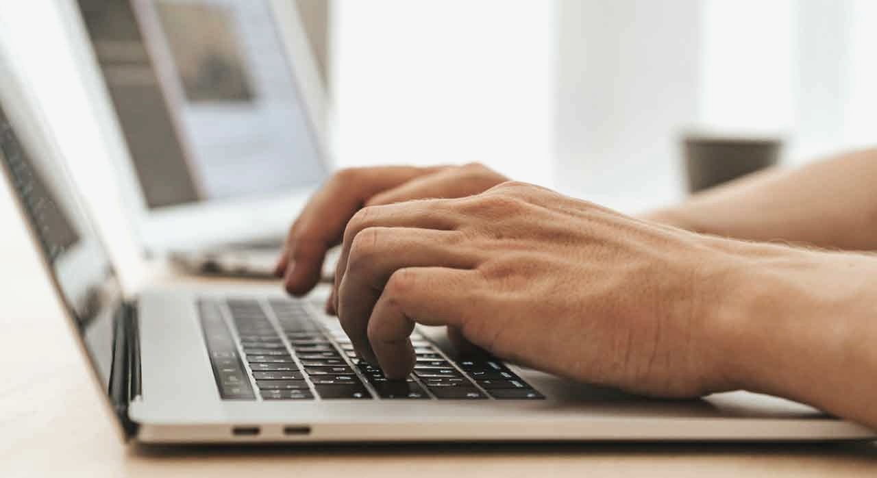 노트북을 사용하는 직장인의 모습. [ⓒPexels &lsquo;olia danilevich&lsquo;]