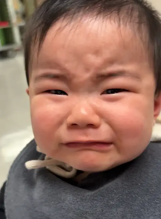 엄마품에서 찡얼거리는 아기