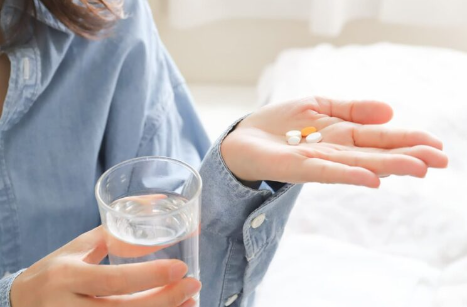 보충제를 들고 있는 여성