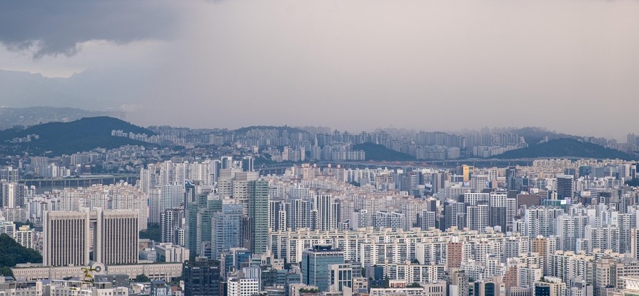 고층빌딩이 엄청나게 많이 들어서 있는 서울의 도심이 보이는 사진