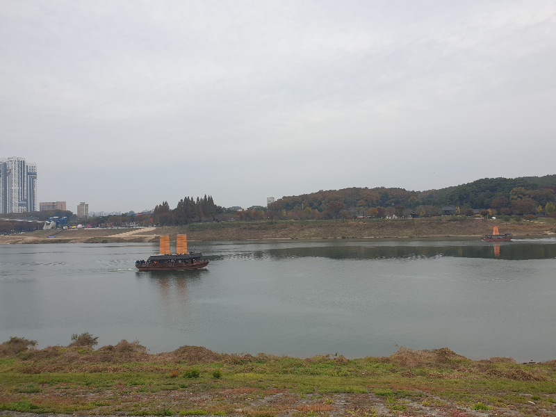 남한강에서 움직이는 돛단배 유람선. 수시로 운행 중인 듯 하다.