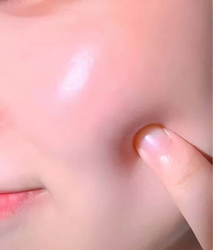 건강한 물광피부를 만들기 위한 유수분 밸런스 관리 방법을 소개하는 뷰티 스킨케어 이미지로 수분 공급과 유분 차단의 차이점을 시각적으로 표현합니다