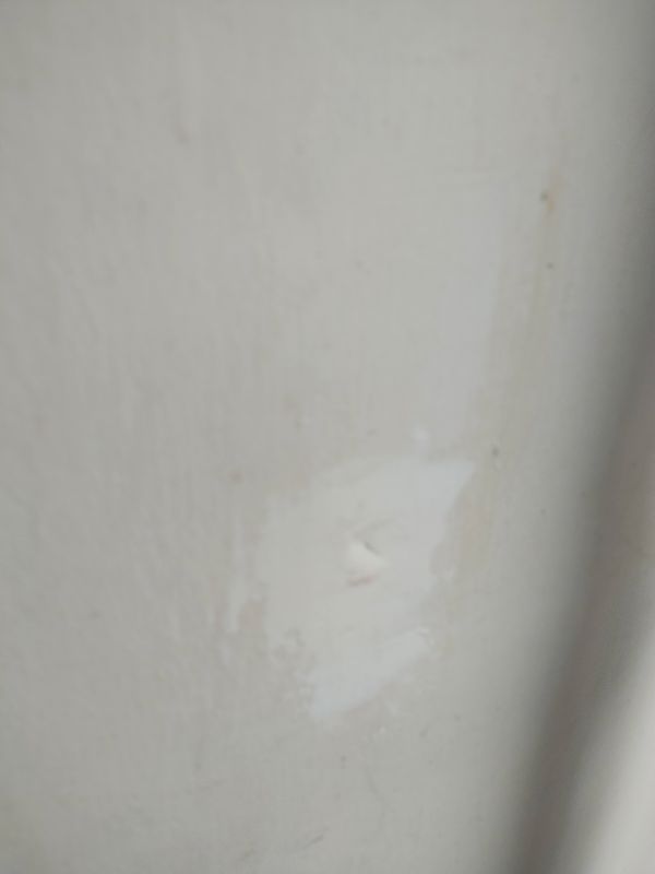 퍼티가 마르면서 수축하여 퍼티를 발랏음에도 매끈하지 않은 벽면
