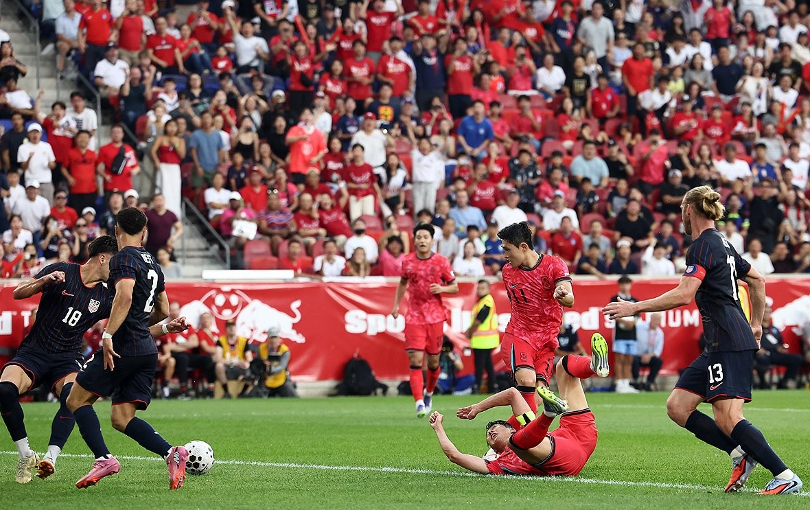 6일(현지시간) 미국 뉴저지주 해리슨 스포츠일러스트레이티드 스타디움에서 열린 한국 대 미국 친선경기에서 한국 이동경이 추가골을 넣고 있다.