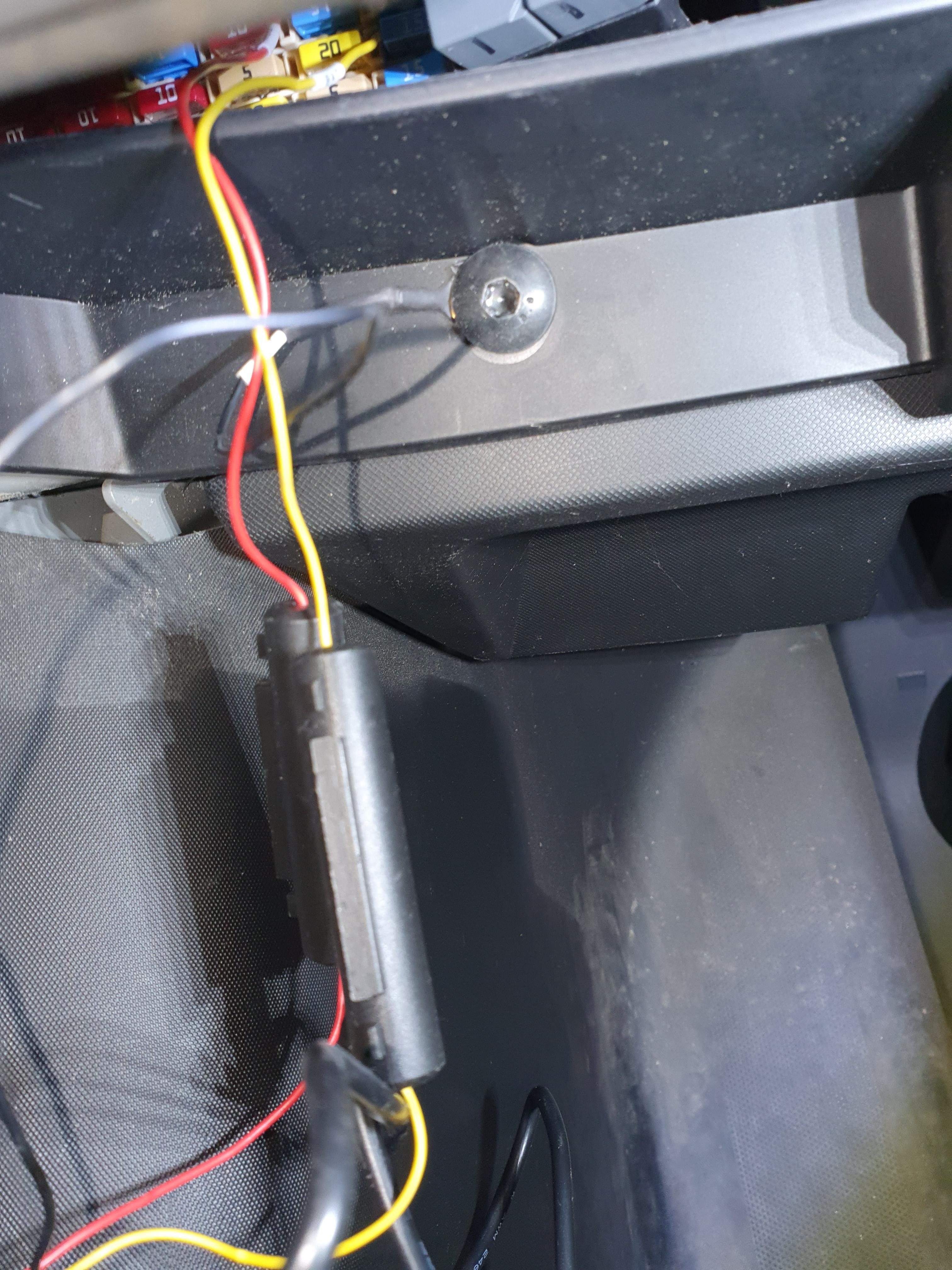 파인뷰 lx2000 블랙바스 전원 까만색 선은 t30 볼트에 접지함.