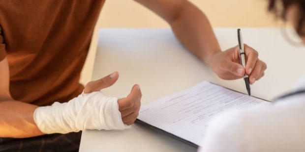 비접촉 교통사고로 붕대를 감은 남성