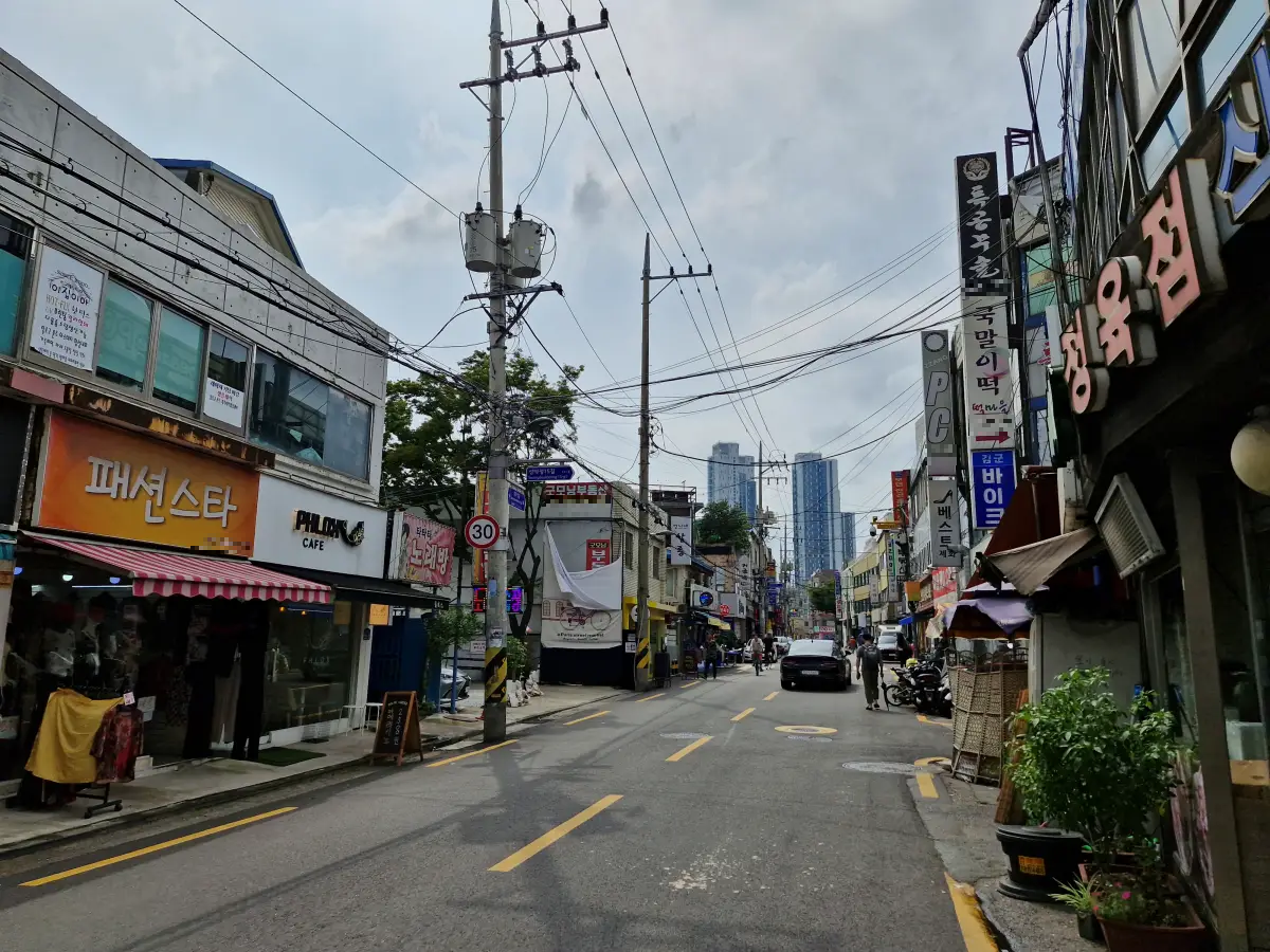 지어진지-오래된-2층짜리-상가건물들