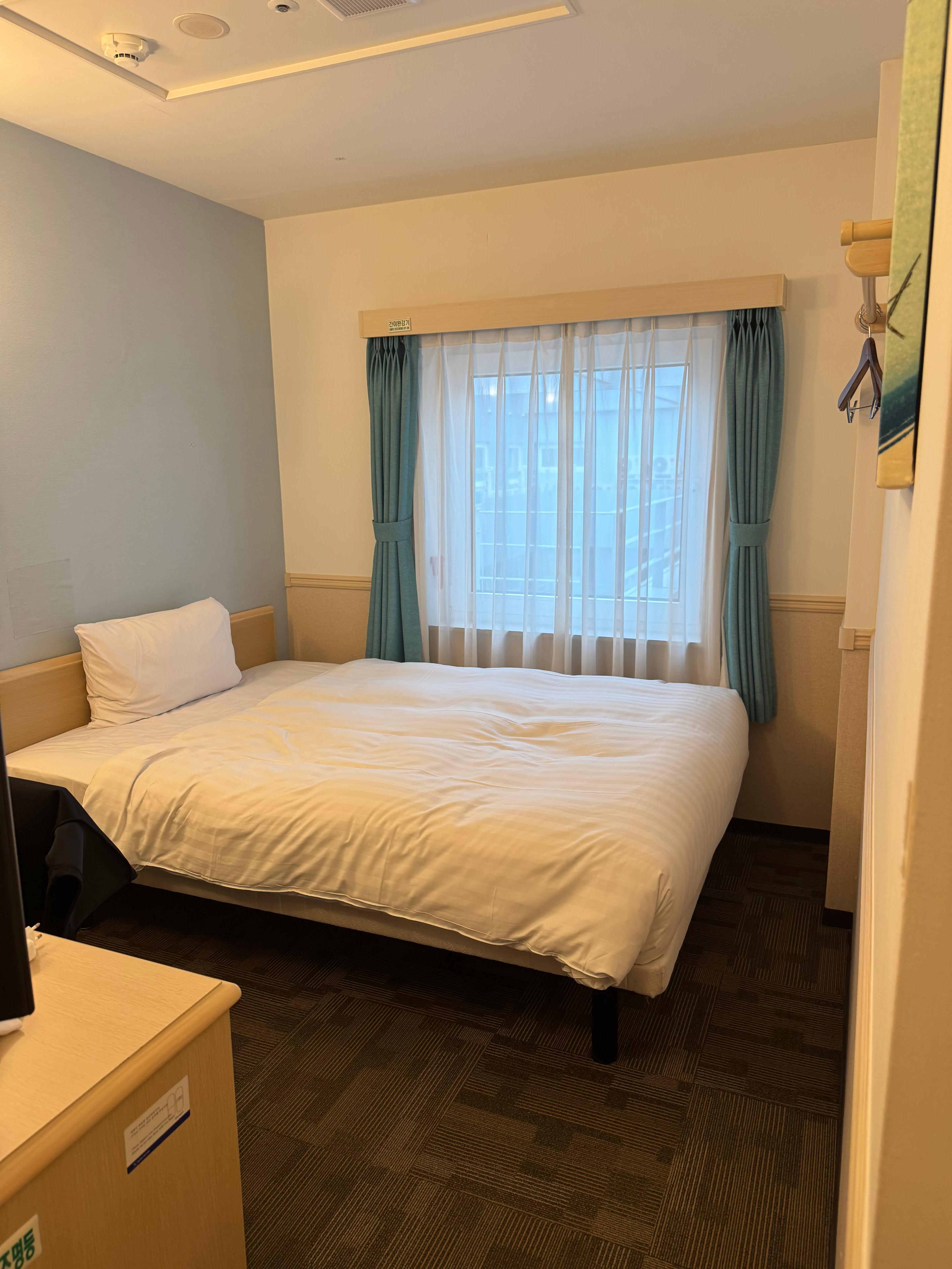 토요코인호텔-침대도-넓고-TV와-냉장고-모두-있어요