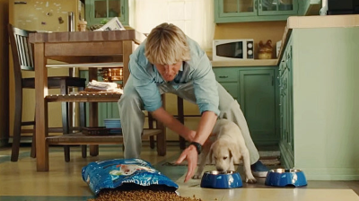 말리의 밥을 챙겨주는 존 