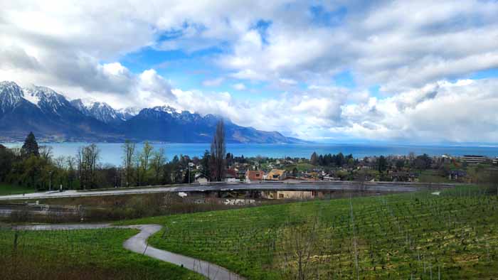 몽트뢰를 떠나는 벨 에포크 기차에서 보이는 몽트뢰, 레만호수 풍경