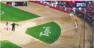 야구 작전 중 커버링 시스템을 잘못 이해한 기아타이거즈 수비 관련 사진