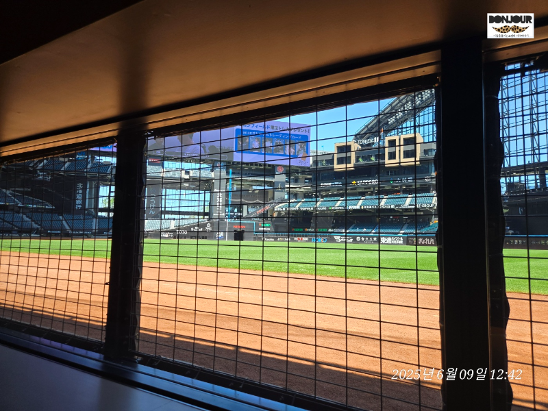 에스콘필드 도코모 클럽 라운지에서 창문 너머로 본 경기장 전경