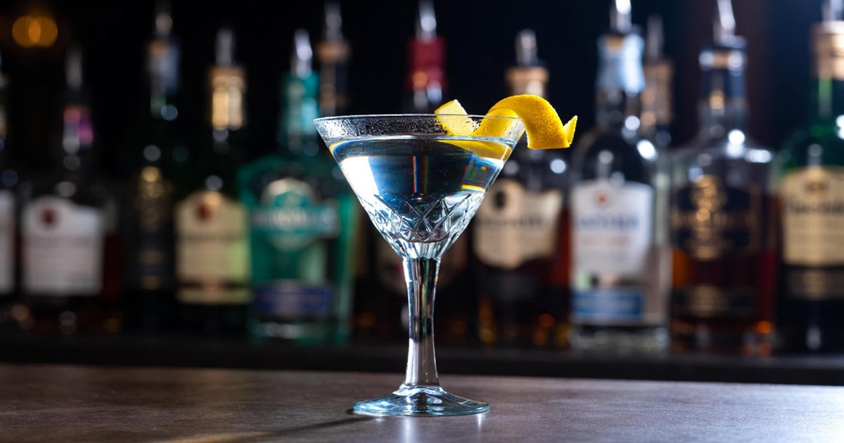베스퍼 마티니 황금 레시피 &amp; 유래 및 완벽한 안주 추천