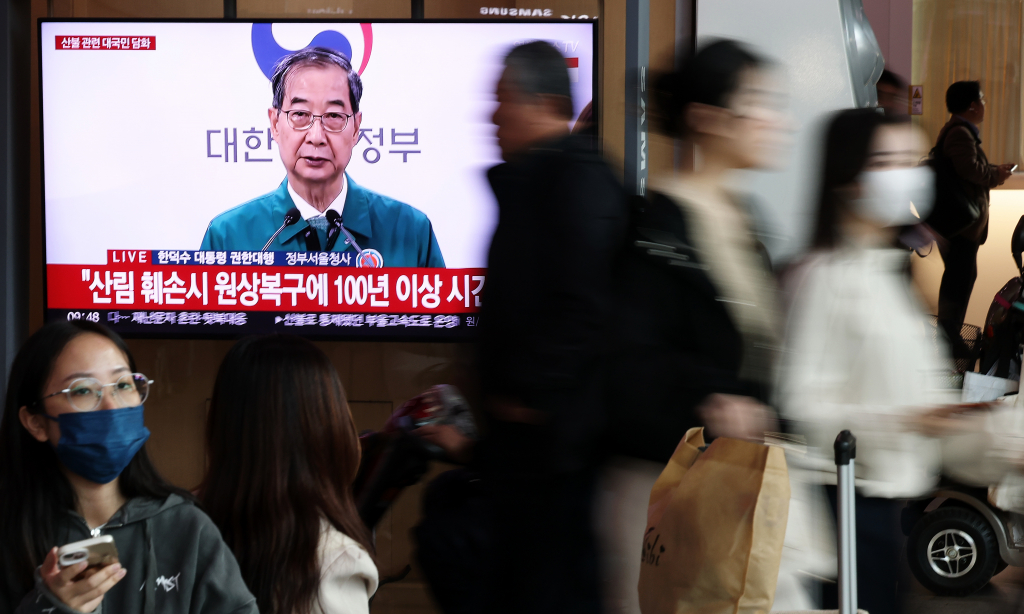 (서울=뉴스1) 오대일 기자 = 경북 의성 산불이 영남권 전체로 번지며 18명의 사망자가 발생하는 등 피해가 확산하는 가운데 26일 오전 서울역 대합실에서 시민들이 한덕수 대통령 권한대행 국무총리의 산불 관련 대국민 담화를 시청하고 있다. 2025.3.26/뉴스1 Copyright (C) 뉴스1. All rights reserved. 무단 전재 및 재배포, AI학습 이용 금지. /사진=(서울=뉴스1) 오대일 기자