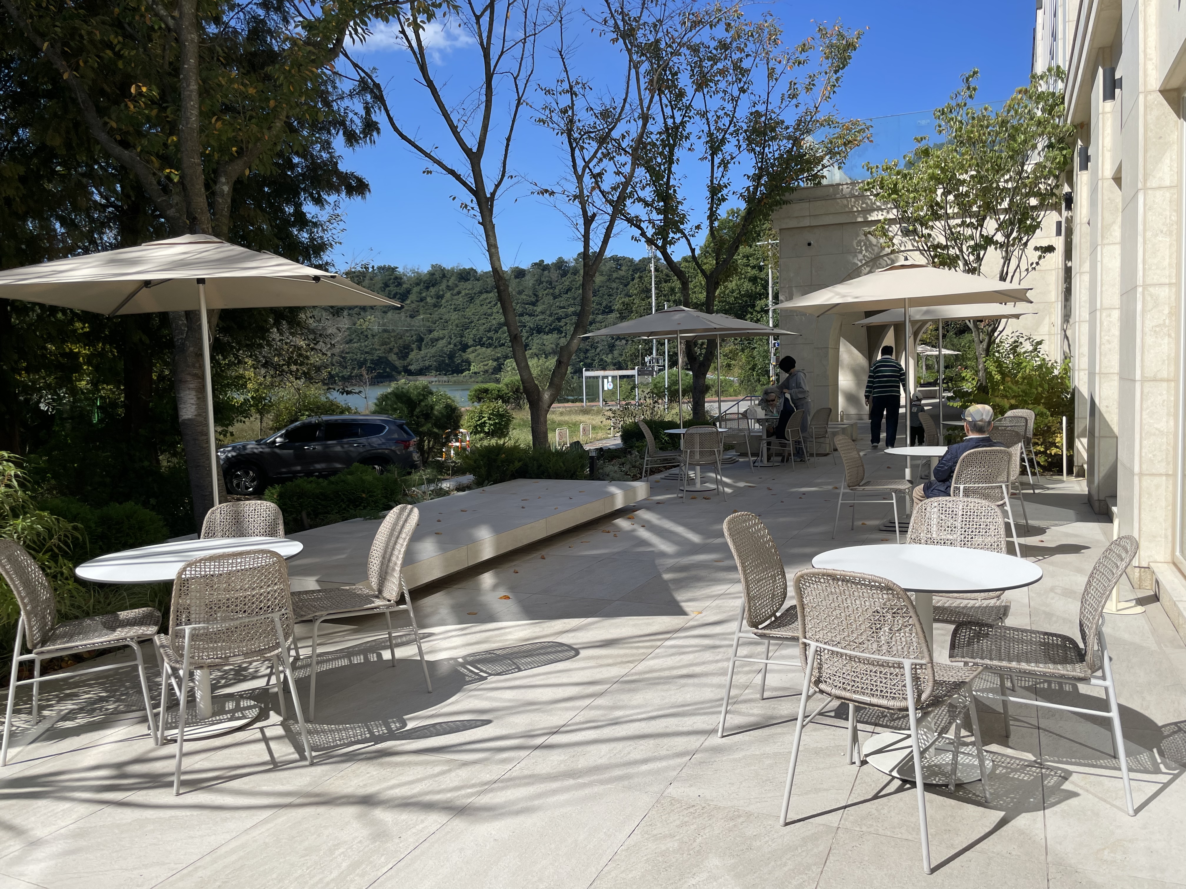 파주 공릉저수지 대형카페 모쿠슈라 프렌치카페