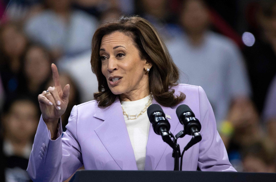 미국 민주당 대통령 후보인 카멀라 해리스 부통령이 10일(현지시간) 네바다주 라스베이거스의 네바다대에서 대선 유세를 하고 있다.