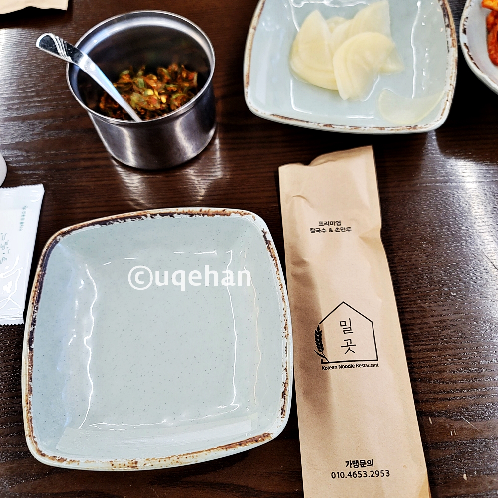 식탁위에 앞접시와 수저세트 다대기장 단무지가 놓여있다.