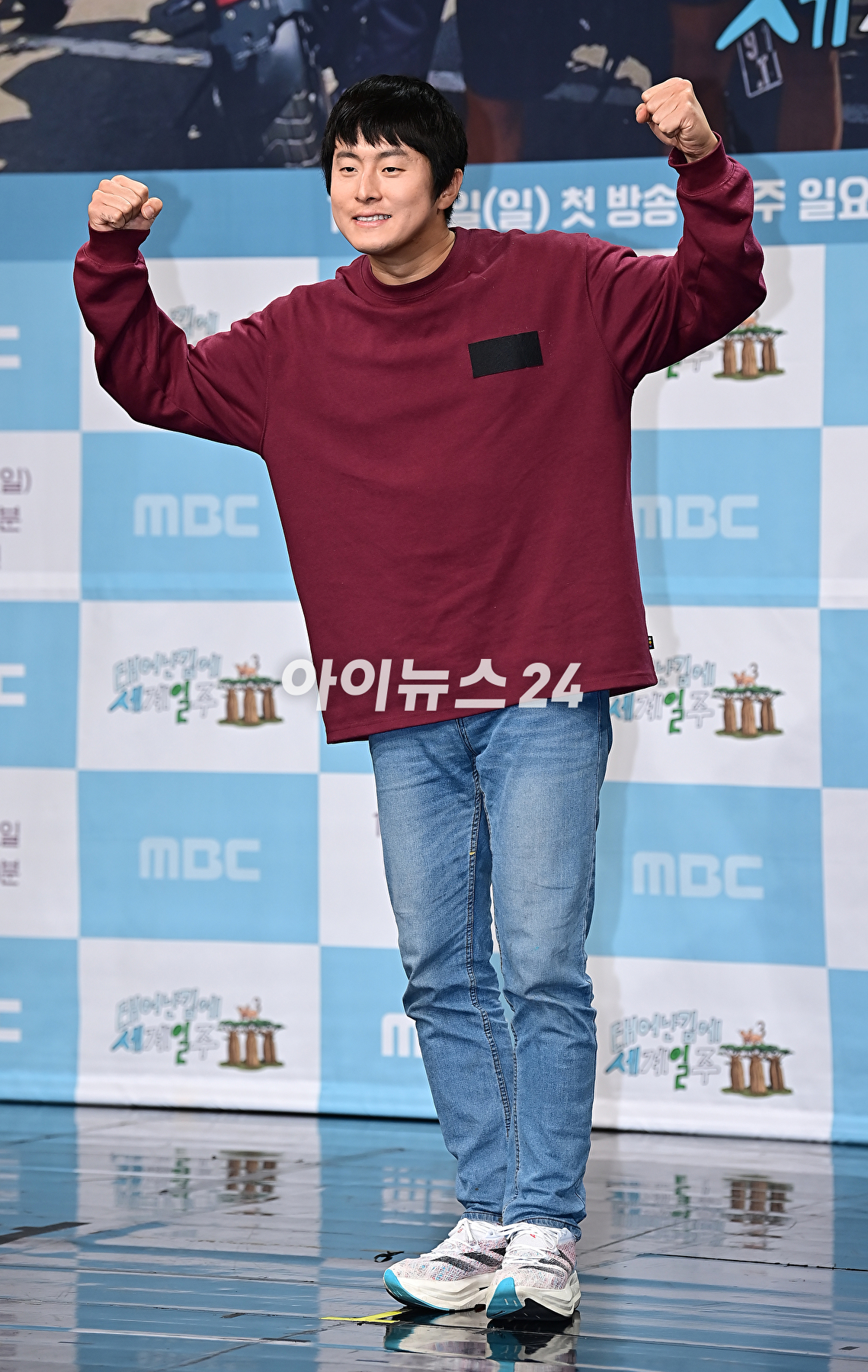 만화가 겸 방송인 기안84가 23일 오후 서울 마포구 MBC 골든마우스홀에서 열린 MBC 예능 프로그램 &#39;태어난 김에 세계일주3&#39; 제작발표회에서 포즈를 취하고 있다. &#39;태어난 김에 세계일주3&#39;은 원시의 바다이자 태초의 자연을 품은 비밀의 섬&#44; 마다가스카르로 떠나는 세 번째 여행기다. 오는 26일 오후 9시 10분 첫 방송 [사진=곽영래 기자]