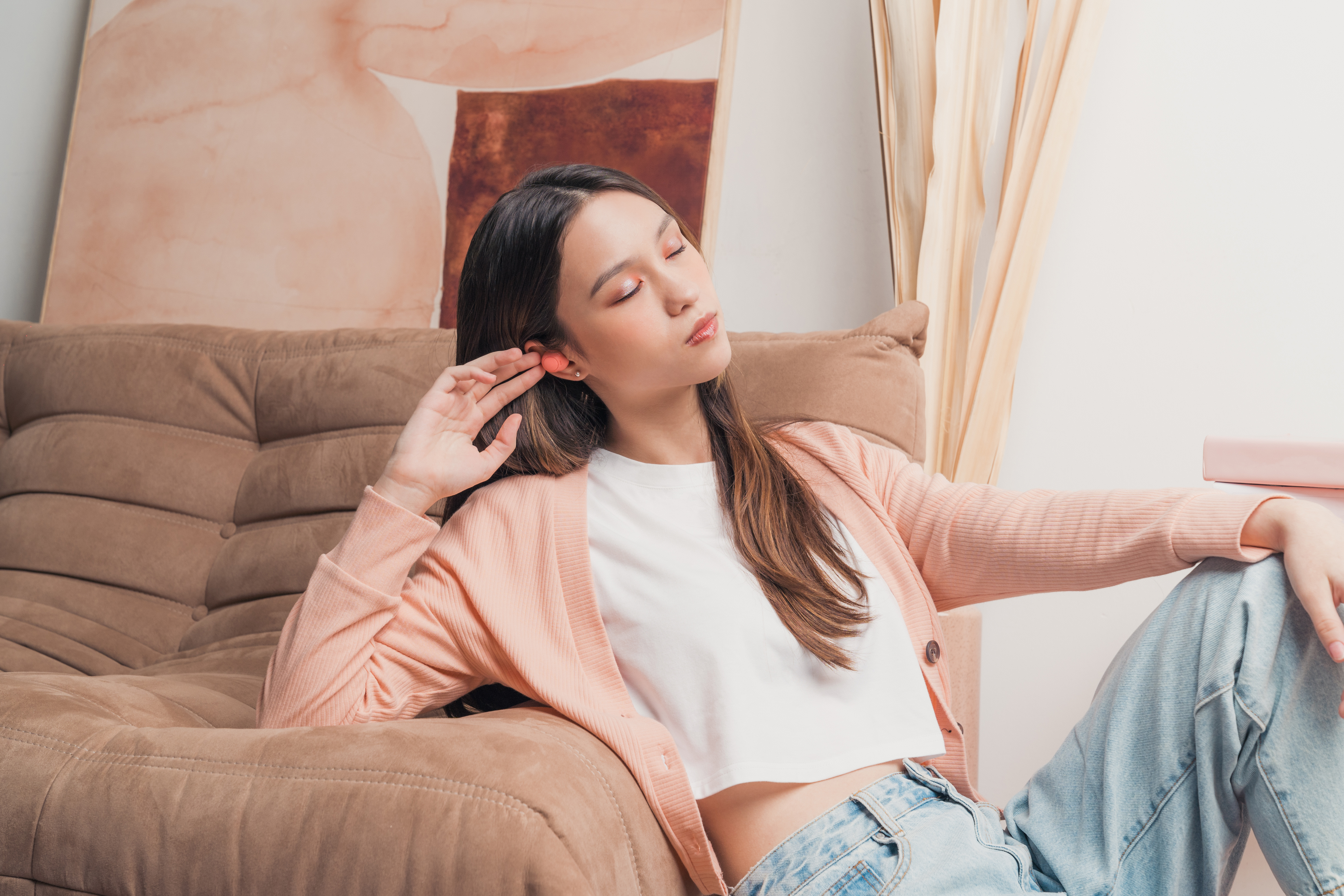 소니 무선이어폰 WF-C500을 착용하고 휴식을 취하는 모습