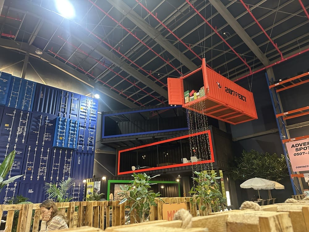 컨테이너로 인테리어 되어 있는 내부 공간