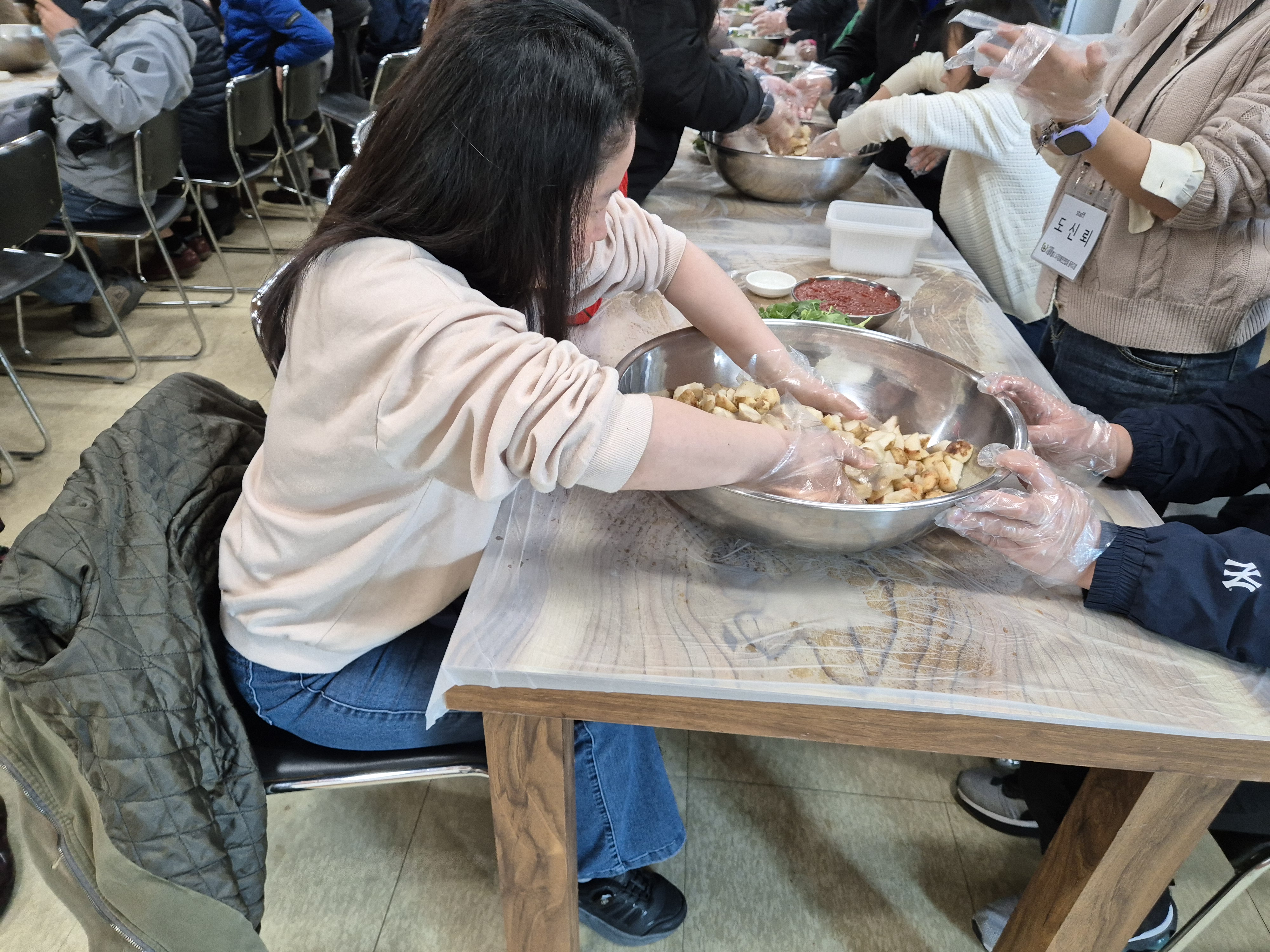 이미지설명: 돼지감자 깍두기를 양념에 버무리는 모습