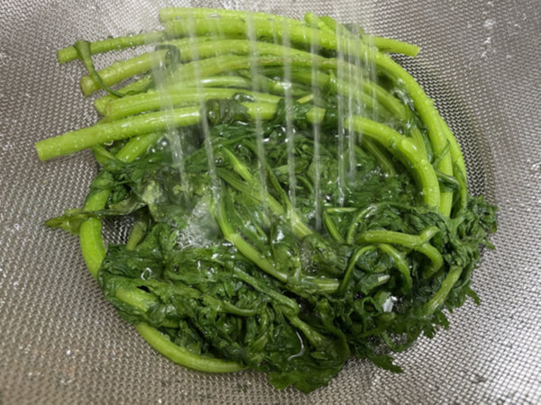 쑥갓 두부무침 - 쑥갓 찬물 샤워