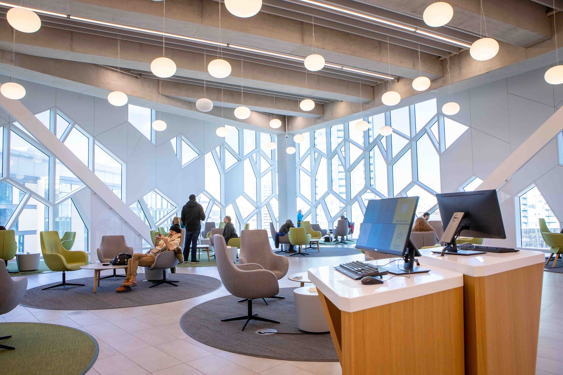 LEED는 건축물의 효율성과 지속 가능성을 평가하기 위해 다양한 인증 유형을 제공합니다.