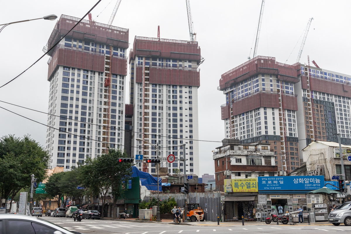 고층빌딩아래 철거위기의 을지면옥