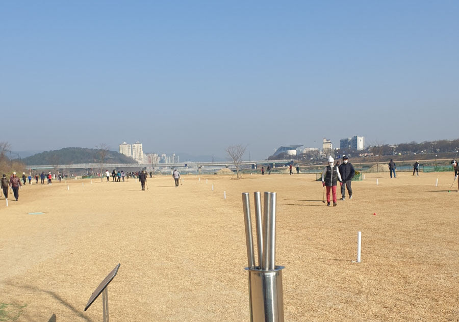 경주파크골프장 (총36홀)
경주시 석장동과 충효동 서천둔치 천변에 길게 조성