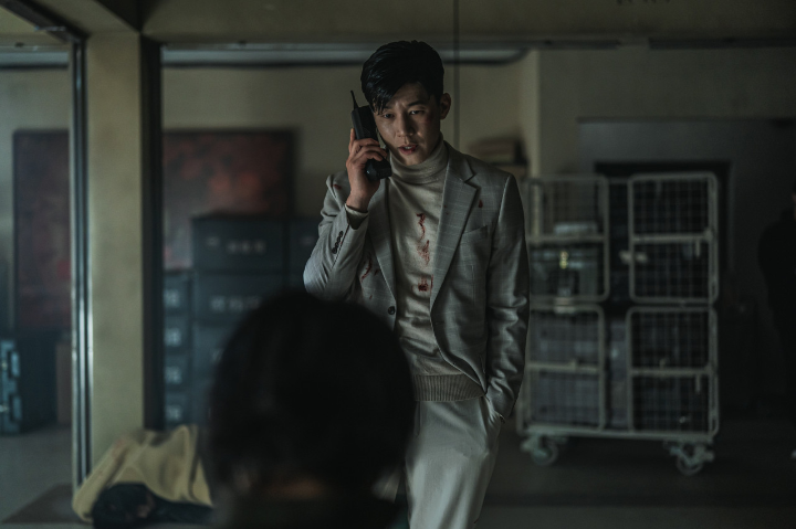 목폴라를입고전화를하고있는김무열