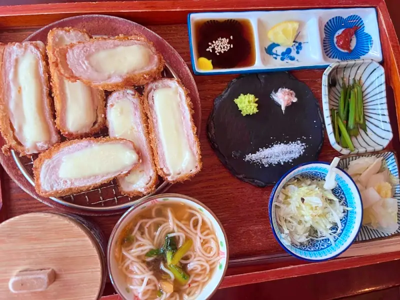 돈 잘버는 젊은사장 돈까스 소스 대신 소금, 와사비, 젓갈에 찍어먹는 족발 카츠, 수육 돈가스, 떡갈비 가스 홍대입구역 연남동 맛집 서장훈 주우재 추천 소개