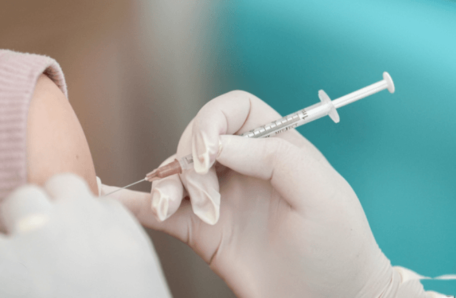 의료진이 병원에서 독감 예방 백신을 접종하는 장면&amp;#44; 깨끗한 의료 환경